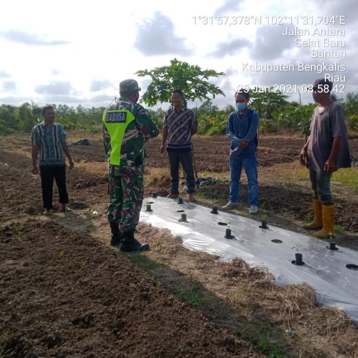 Babinsa Koramil 01/ Bengkalis Patroli dan Sosialisasi di Desa Selatbaru
