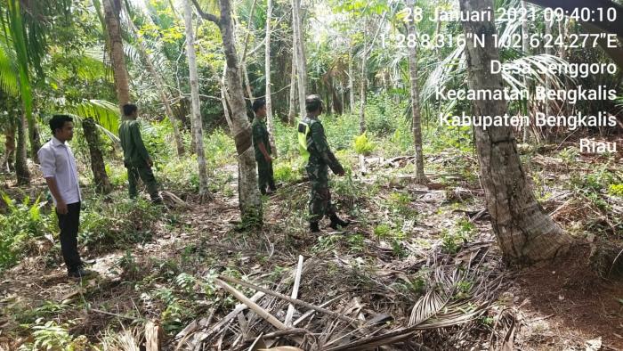 Personil Koramil 01/Bengkalis Komsos Ptokes di Desa Senggoo