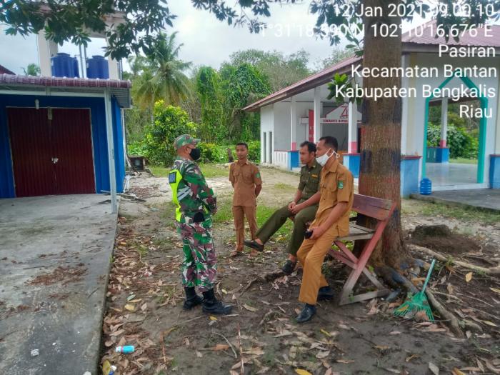 Personil Babinsa 01/ Bengkalis dan Pemerintahan Desa Pasiran lakukan Sosialisasi Karhutla 
