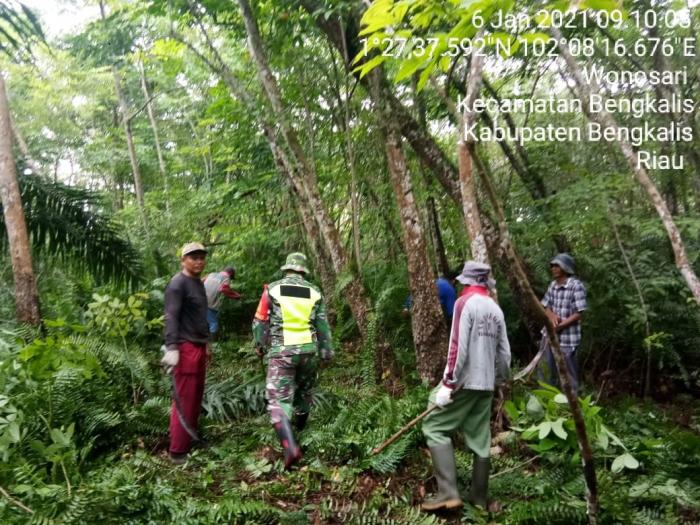Babinsa Koramil 01/Bengkalis Goro Bersma Warga Desa Wonosari Tengah