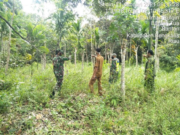 Personel Babinsa 01/ Bengkalis Sosialisasi Karhutla kepada Masyarakat Desa Pasiran