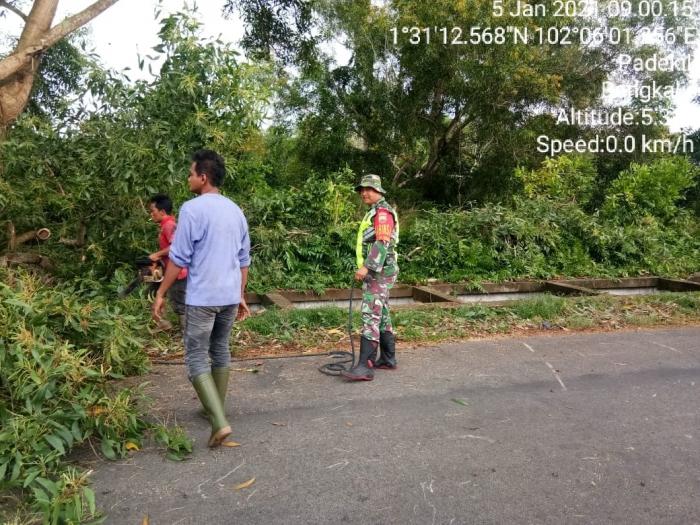 Koramil 01/Bengkalis Komson Goro Bersama Masyarakat dan Pemuda di Desa Pedekik
