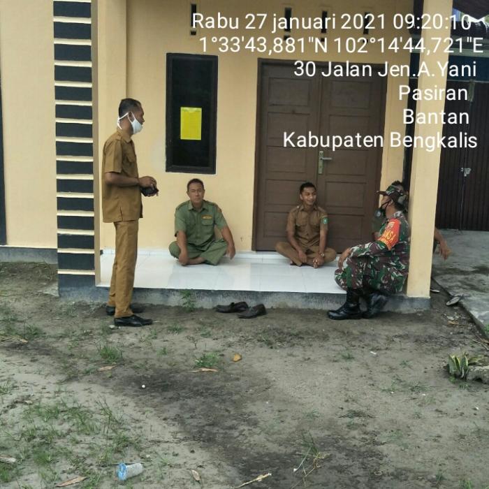 Personil 01/ Bengkalis Patroli dan Komsos di Desa Pasiran