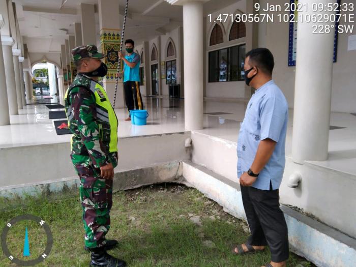 Personil Koramil 01/Bengkalis Lakukan Gakplin Prokes Covid 19 di Masjid Istiqomah dan Pusat Keramaian