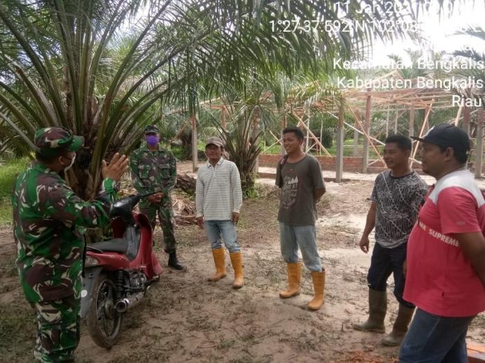 Personil Koramil 01/Bengkalis Komsos dan Goro di Desa Wonosari