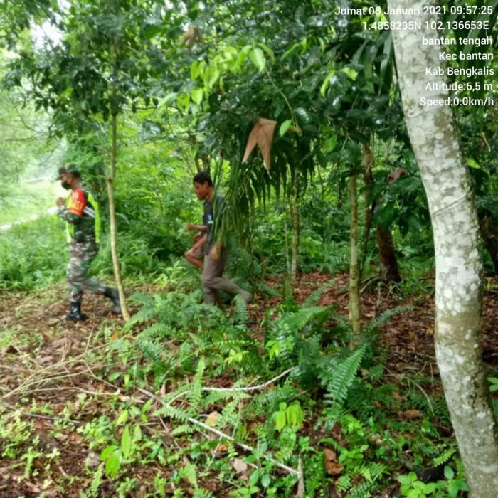 Patroli Personil Koramil 01/Bengkalis Jaga Kampung di Desa Bantan Tengah