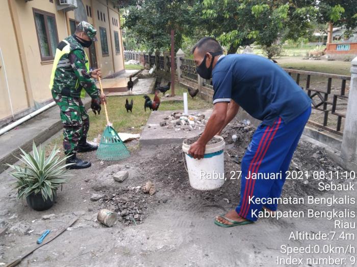 Personil Koramil 01/Bengkalis Goro Di Kantor Desa Senderak Sekaligus Mengingatkan Prokes kepada Masyarakat