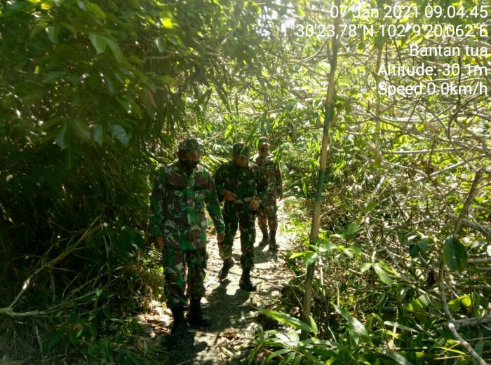 Personil Koramil 01/Bengkalis Patroli Jaga Kampung Ajak Warga Tidak Membakar Lahan