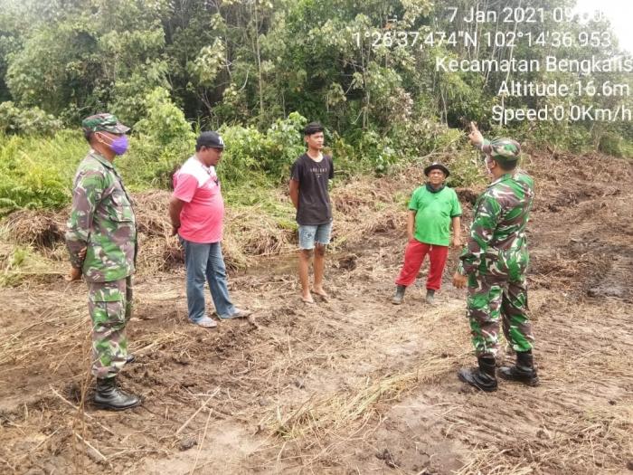 Komsos Babinsa Koramil 01/Bengkalis: Ingatkan Masyararakat Tidak Membuka Lahan dengan Membakar