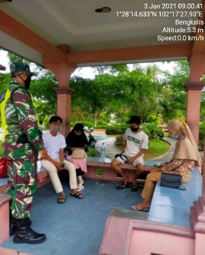 Personil Koramil 01/Bengkalis Terapkan Prokes di Taman Andam Dewi