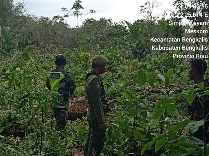 Personel Babinsa 01/ Bengkalis Sosialisasi Karhutla di Daerah Desa Bantan Tengah