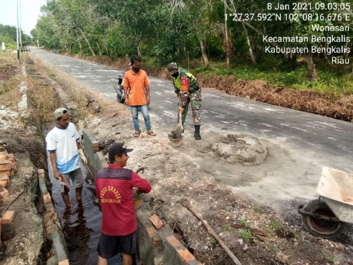 Bersama Warga Desa Wonosari, Babinsa Koramil 01/Bengkalis Ikut Goro 