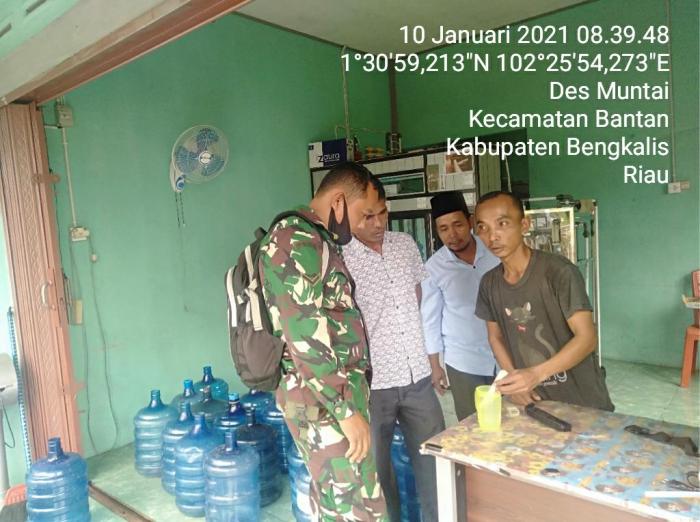 Patroli Personil Koramil 01/Bengkalis Jaga Kampung di Desa Selat Baru 
