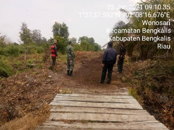 Personil Koramil 01/ Bengkalis Komsos di Desa Wonosari