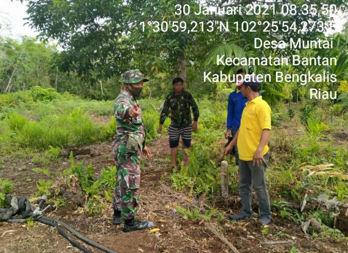 Babinsa Koramil 01/Bengkalis Rutin Patroli Karhutla di Desa Muntai Barat