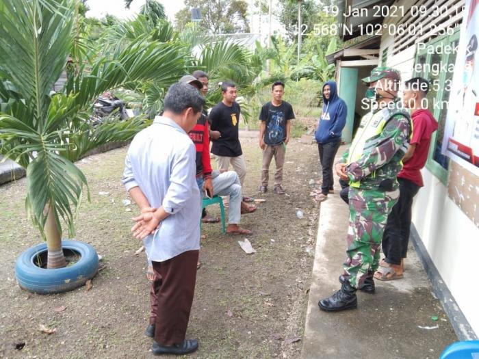 Melalui Komsos, Babinsa Koramil 01/Bengkalis Ingatkan Warga Pentingnya Prokes 