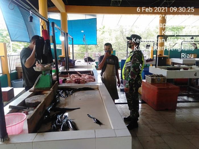 Personil Koramil 01/Bengkalis Patroli di Pasar Terubuk