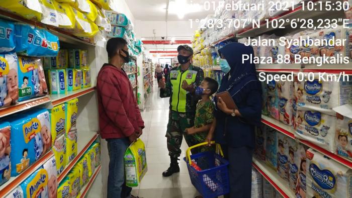 Personil Koramil 01/ Bengkalis Patroli di Plaza 88