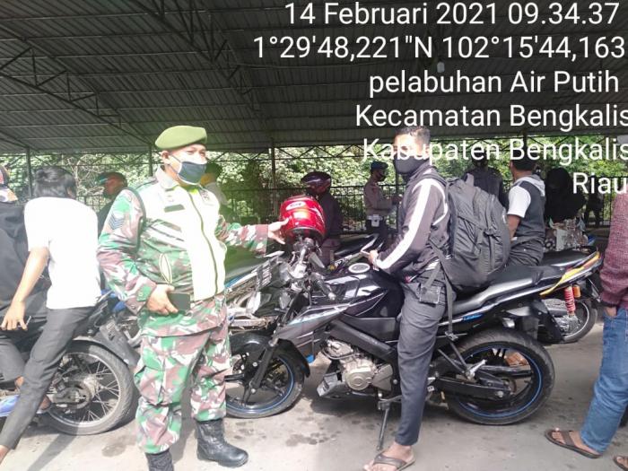 Pelda Rudi Lakukan Protokol Kesehatan di Pelabuhan Roro Bengkalis