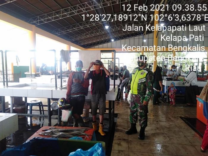 Personil Koramil 01/Bengkalis Patroli Prokes di Pasar Kelapapati