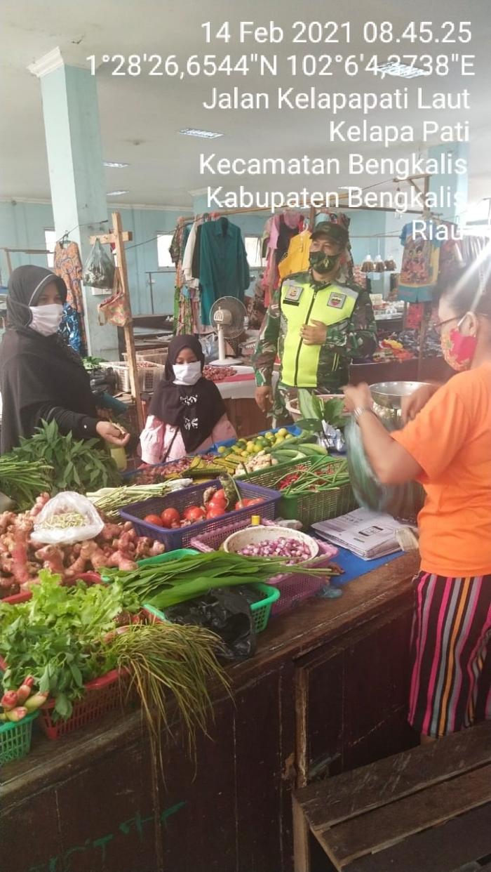 Prokes di Pasar Terubuk Terus Diterapkan oleh Personil Koramil 01/Bengkalis