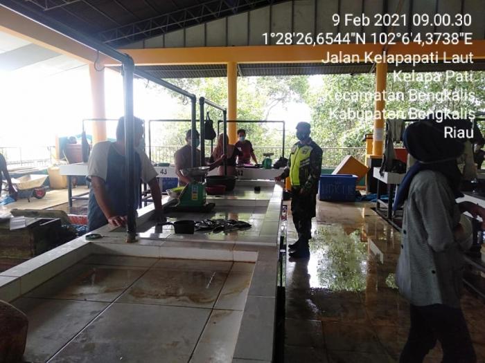 Personil Koramil 01/Bengkalis Patroli Prokes Di Pasar Terubuk