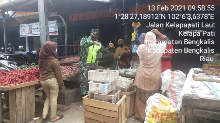 Personil Koramil 01/Bengkalis Patroli Prokes di Pasar Terubuk