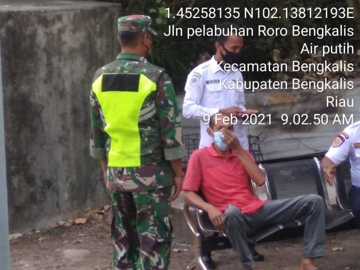 Bersama Polri, TNI Patroli Prokes di Pelabuhan Roro Air Putih
