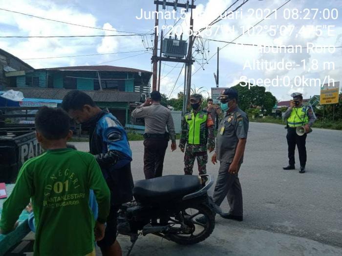 Personil Koramil 01/Bengkalis Patroli Prokes Di Kecamatan Bengkalis