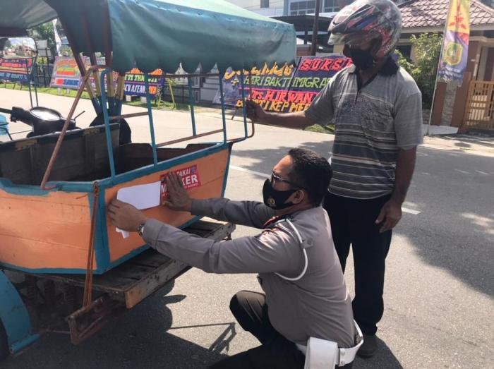 Ajak Masyarakat Patuhi Prokes, Satlantas Pasang Stiker �Ayo Pakai Masker�