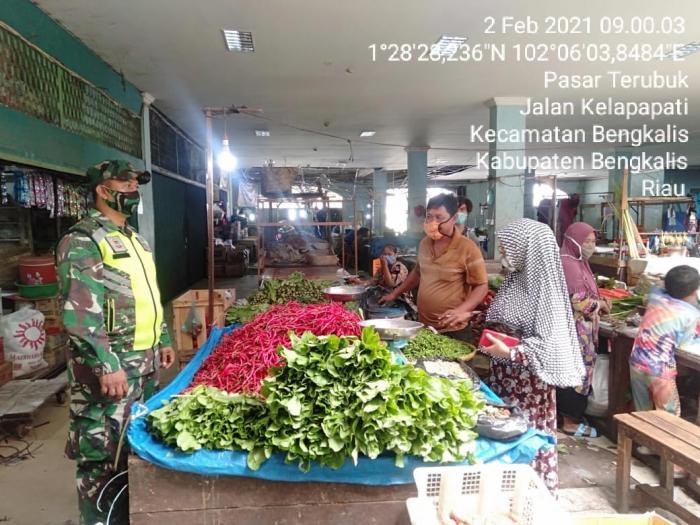 Personil Koramil 01/ Bengkalis Patroli di Pasar Terubuk