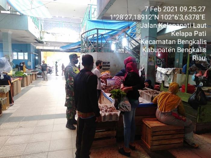 Personil Koramil 01/Bengkalis Patroli di Pasar Terubuk