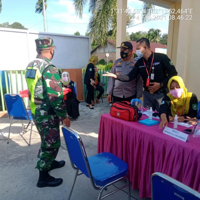 Babinsa Koramil 01/Bengkalis Hadiri Pemberian Vaksin Pertama