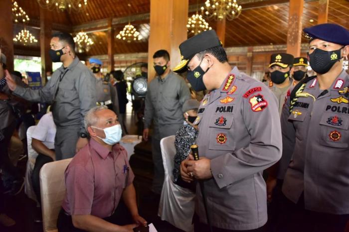 Bersama Wali Kota Solo, Kapolri Tinjau Vaksinasi  Dosen dan Pemuka Lintas Agama