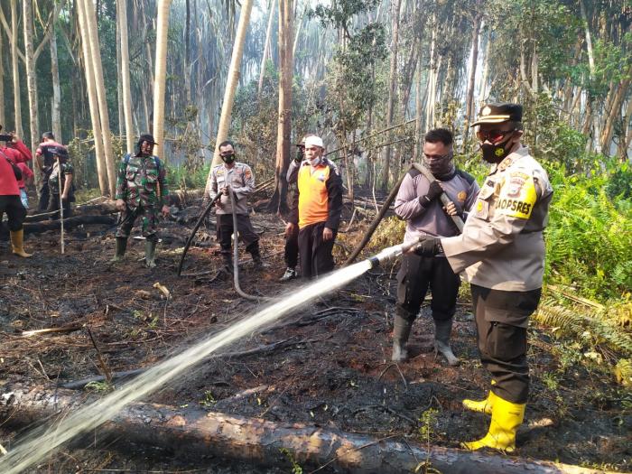 Kapolres Ikut Berjibaku Padamkan Karhutla di Tasik Putripuyu