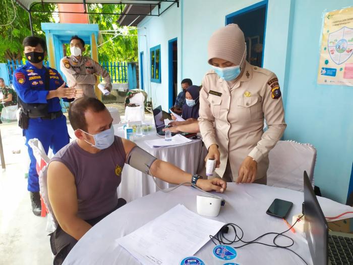 Ratusan Polisi di Kepulauan Meranti Menerima Vaksin Covid-19 Dosis Kedua