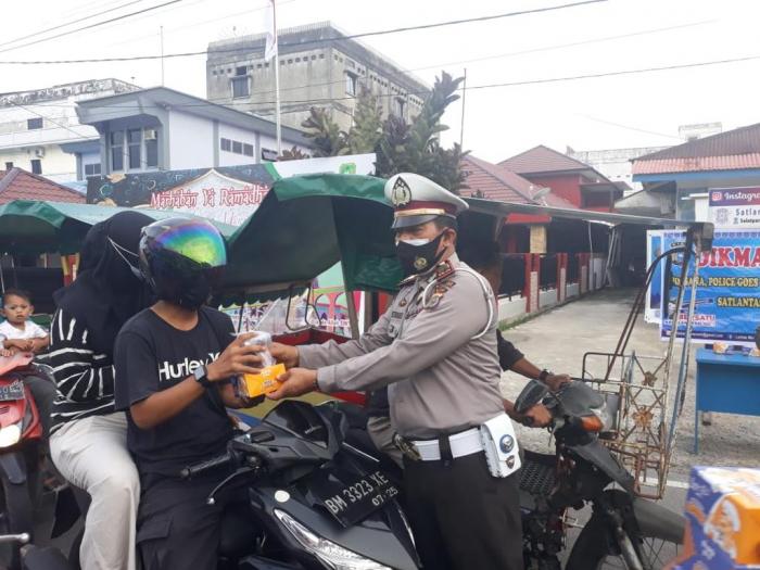 Bagi-bagi Takjil Jelang Buka Puasa, Polisi Ingatkan Warga Soal Prokes dan Tidak Mudik Lebaran