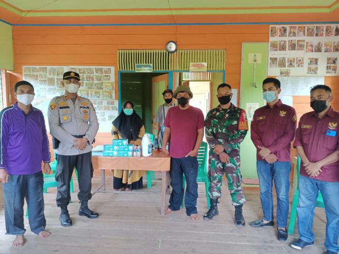 Kapolsek Tebingtinggi Barat Dampingi R Community Serahkan Bantuan ke Posko PPKM
