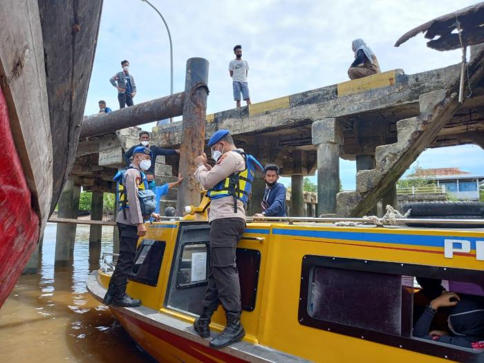 Polisi Cegat SB Penyengat Diduga Angkut Belasan Warga Keluar Tanjung Samak Yang Sedang Lockdown