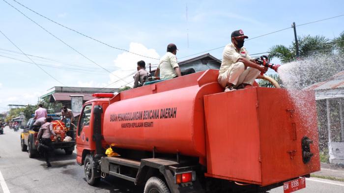 Putus Rantai Covid-19 di Kepulauan Meranti, Gugus Tugas Gelar Penyemprotan Disinfektan Skala Besar