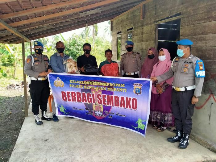 Jum'at Barokah, Propam Polres Meranti Bagi Sembako ke Warga Kurang Mampu