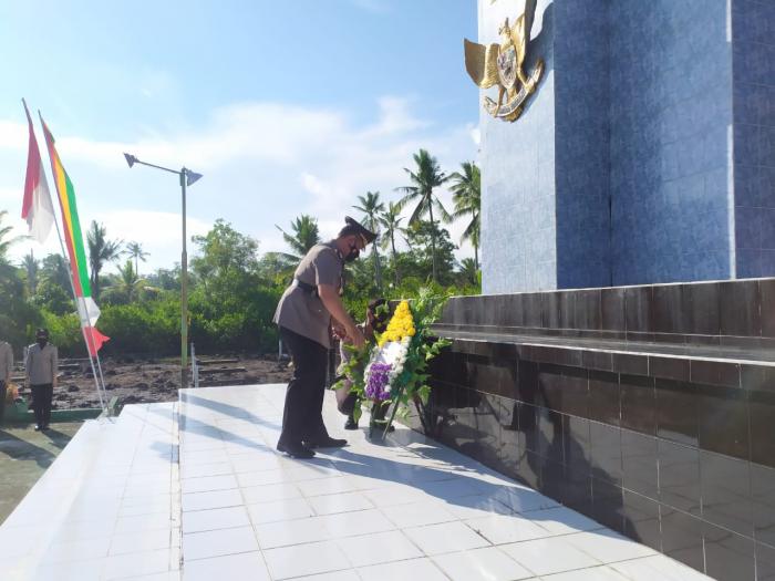 Kapolres Meranti Tabur Bunga di Makam Pahlawan