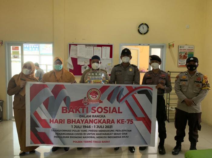 HUT Bhayangkara, Kapolsek Tebingtinggi Barat Kasih Bingkisan untuk Nakes