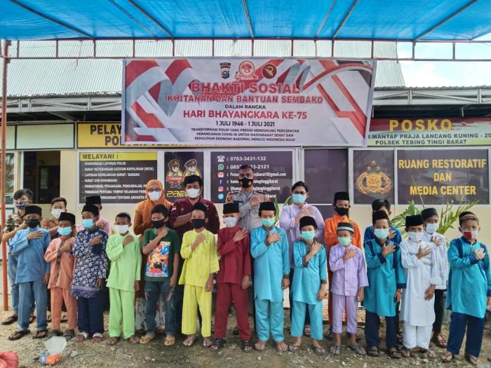 Hari Bhayangkara, Puluhan Anak Ikut Sunat Massal di Mapolsek Tebingtinggi Barat