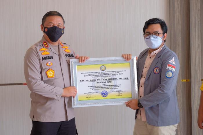 Lagi, Kapolda Riau Terima Dua Penghargaan dari Badan Eksekutif Mahasiswa Se Riau