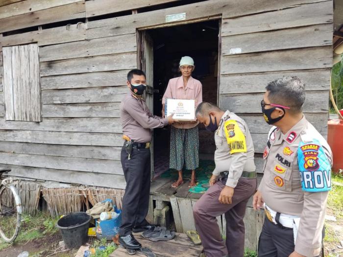 Polisi Meranti Bagi-bagi Sembako Sambut Idul Adha 1442 Hijriah