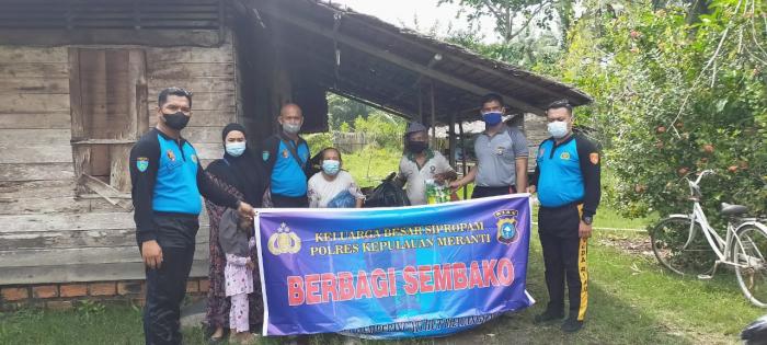 Senyum Bahagia Sikim dan Istri Terima Bantuan Sembako dari Polisi