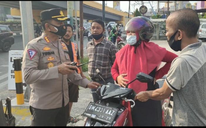 Kesigapan Polisi Saat Tugas Penyekatan PPKM, Bantu Ibu Hamil Yang Mau Melahirkan di Jalan