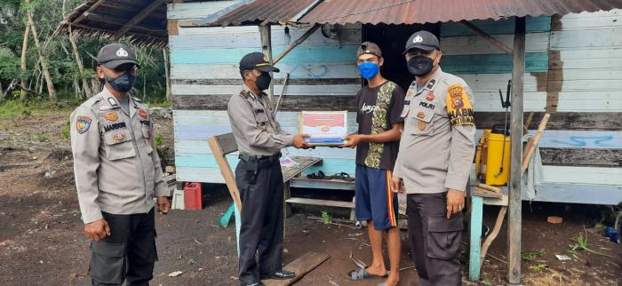Polisi di Meranti Bagi-bagi Sembako ke Warga Terdampak PPKM