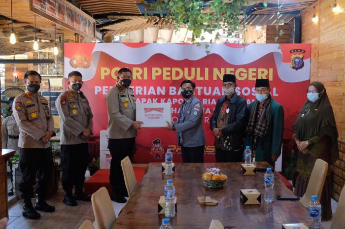 Polri Peduli Negeri, Polda Bersama BEM Se Riau Gelar Baksos di Rumbai